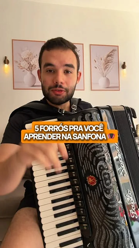 Kevinho tocando forró