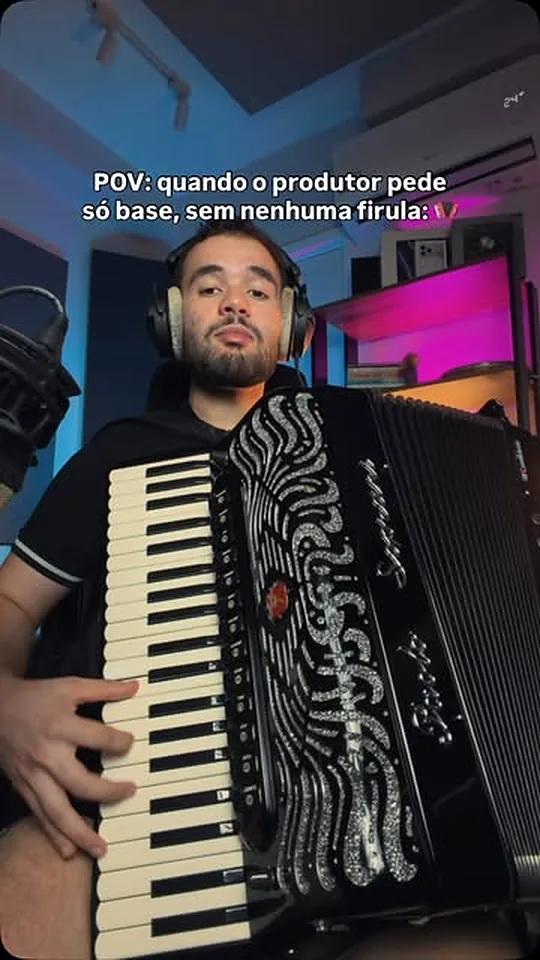Kevinho tocando
