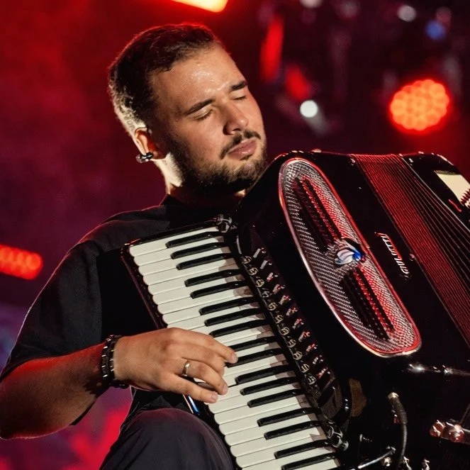Kevinho do Acordeon tocando sanfona no palco