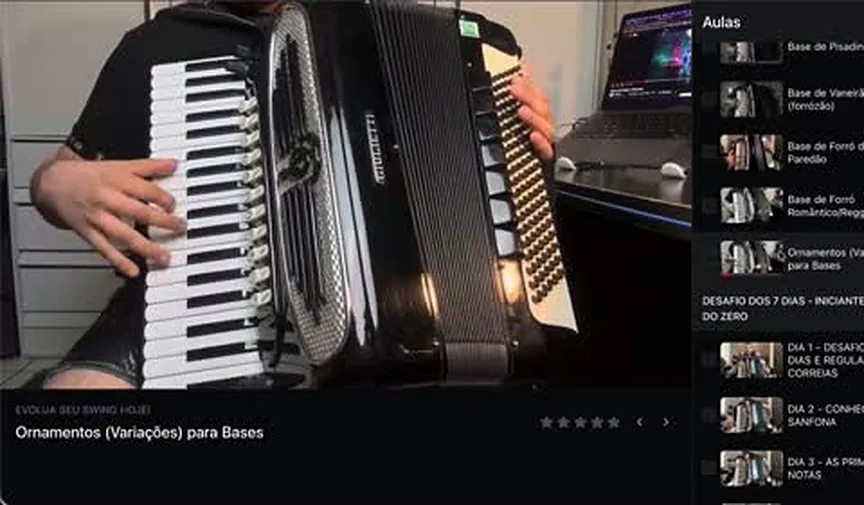 Kevinho explicando na área de membros